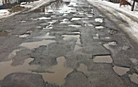 "Якщо хворого довезуть до лікарні через ями, то найгірше позаду". У Ланівцях скаржаться на жахливу дорогу до райлікарні