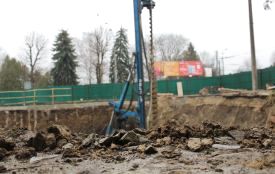"Вони вже дерева кислотою обливають": жителі Миру, де риють котлован,  бояться, що в них заберуть сквер