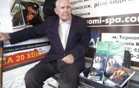 Помер дідусь, який продавав книги на зупинці у центрі. Він залишив відеозаповіт