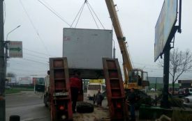 На Бандери демонтували тимчасову споруду- автопричіп