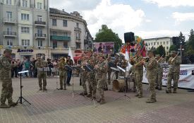Відео дня: на Театральному майдані виступає військовий оркестр