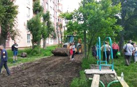 Війна за територію: на Київській ОСББ хоче облаштувати ділянку біля будинку, сусіди кажуть, що це їхня територія