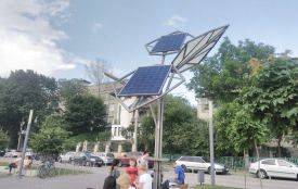 «Сонячні дерева» у Тернополі потерпають від вандалів: коли безкоштовні зарядні станції запрацюють?