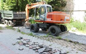 Уже рік не можуть покласти бруківку: мешканці вважають, що це помста влади, а робітники звинувачують людей