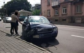 Розшукують очевидців аварії з таксі на Бандери. Водій однієї з автівок просить надіслати відео