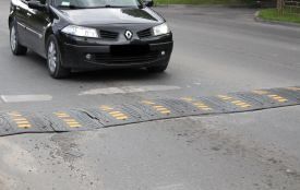 Уже потріскався нещодавно встановлений “лежачий поліцейський” біля школи № 11