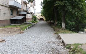 На Яремчука через суперечки мешканців знову зупинили ремонт прибудинкової території