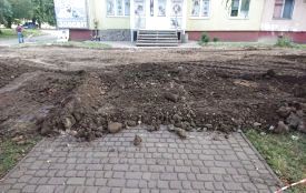 На Київській понищили асфальт та газони: хто винен і буде відновлювати благоустрій