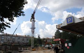 «Боїмося, що на голову щось впаде»: на Миру мешканці скаржаться на будівельний кран