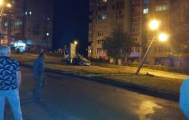 Знову Коновальця, знову стовп: перекинуте авто, пасажира забрала "швидка" (оновлено)