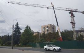 На Миру стріла будівельного крану знову висить над дорогою. Будівельники кажуть, що нічого не порушують