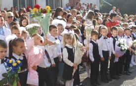 Флешмоби, посмішки, квіти та бантики: у тернопільських школах пролунав перший дзвоник (репортаж)