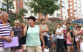 “У нас під вікнами постійний гул, сморід та попіл”: жителі Просвіти протестують проти торф’яної котельні