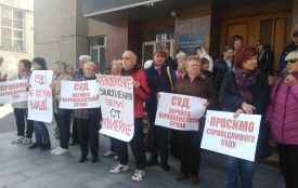 У Тернополі дачники "пікетували" суд. Вони вимагають повернути їм земельні ділянки (оновлено)