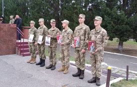 "Армія - це не так страшно, як кажуть": у Тернополі розпочали звільнення зі служби строковиків