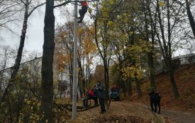 На Кривоноса монтують освітлення, місцеві викликали поліцію, бо думали, що зрізають дерева