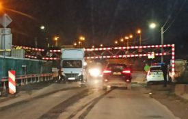 Фото дня: обмежувач на Гаївському мості знову збили. Це вже восьма аварія