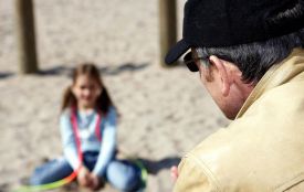 Пригостив солодощами, і почав гладити: пенсіонера підозрюють у розбещенні 7-річної дівчинки (оновлене)