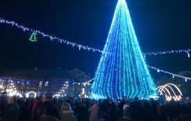 Один, два, три...ялинка світи: на Театральному майдані засяяла новорічна красуня (пряма трансляція)