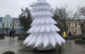 Хай-тек ялинка на Чорновола: яка вона і скільки стоятиме