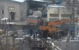 «Свиня» під Новий рік: на Тролейбусній будівельний кран нищить дитячий майданчик