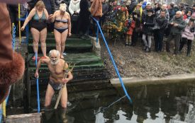 У «Моржатнику» вже освятили воду - тернополяни занурюються. ФОТОРЕПОРТАЖ