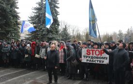 «Ні трудовому рабству!»: чому сотні людей пікетували Тернопільську ОДА