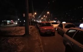 На «Східному» купа машин таксі. Крики, шарпанина і бійка