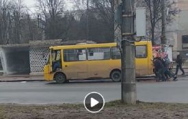 На "Східному" тернополяни, аби поїхати, штовхали маршрутку