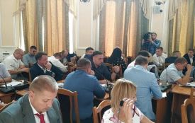 Чи бояться тернопільські депутати коронавірусу? Масові заходи призупинили, а на сесію все ж кличуть