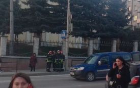 «Залізяки попадали на тротуар, є рятувальники»: на Гайовій в одному з будинків почав обвалюється дах