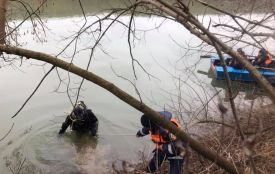 На Дністрі другий день тривають пошуки рибалки, який випав з човна (ФОТО)