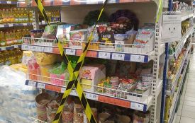 "Де купити колготки або канцтовари?": у продуктових магазинах міста частина товарів не продається