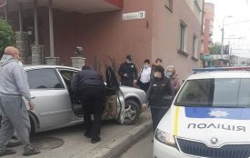У Тернополі під час руху у водія таксі трапився напад. У салоні були пасажири: що з ними?