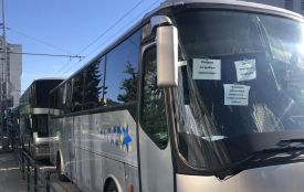 «Людям потрібен транспорт!» - біля ОДА пікет. На дорозі – десятки автобусів