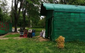 «Бомжі розкошують, тара дзвенить цілодобово». На траві під вікнами будинку втулили кіоск склотари