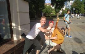 Відео дня: студенти в Центрі Тернополя виконують український рок на народному інструменті