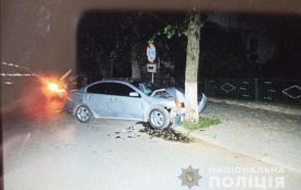 На Тернопільщині машина на швидкості врізалася в дерево. Є постраждалі