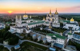 Відновили богослужіння і роздумують, чи передається коронавірус через чашу. Як працює Почаївська лавра?