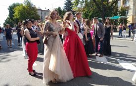 Не всі у масках,  але з гарним настроєм: у Тернополі пройшла хода випускників (РЕПОРТАЖ)
