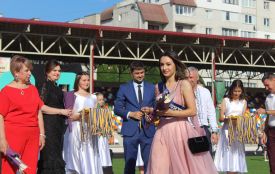 Медалі, найкращі вишиванки та сльози прощання: на міському стадіоні свято "Випускник-2020" (РЕПОРТАЖ)