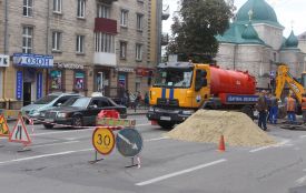 На Руській прорив на водопроводі: без води лишились кілька будинків, рух транспорту ускладнено