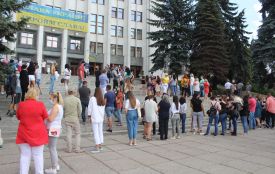 «Ми маємо право на працю»: під стінами ОДА та поліції протестували проти "червоної зони". Що вимагали?