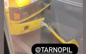 Фото дня: ДТП на Руській, маршрутка "втратила" бампер. Чи в безпеці пасажири?