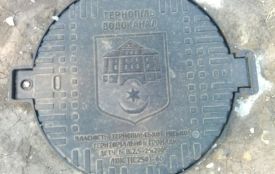 На дорогах Тернополя встановлюють люки із гербом міста (ФОТО)