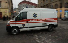 У Тернополі дерево впало на агітаційний намет: 32-річна жінка у важкому стані