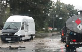 Дощовий Тернопіль. Тротуари і дороги "плавають" - решітки не справляються (ДОДАВАЙТЕ ФОТО)
