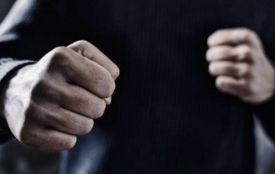 Конфлікт з кулаками: на спортмайданчику біля школи побили підлітка