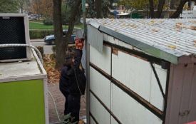 На Миру демонтують самовільно встановлений кіоск (ФОТО)