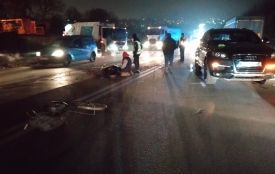 Жінка плаче над чоловіком - неподалік "Берегині" смертельна аварія
